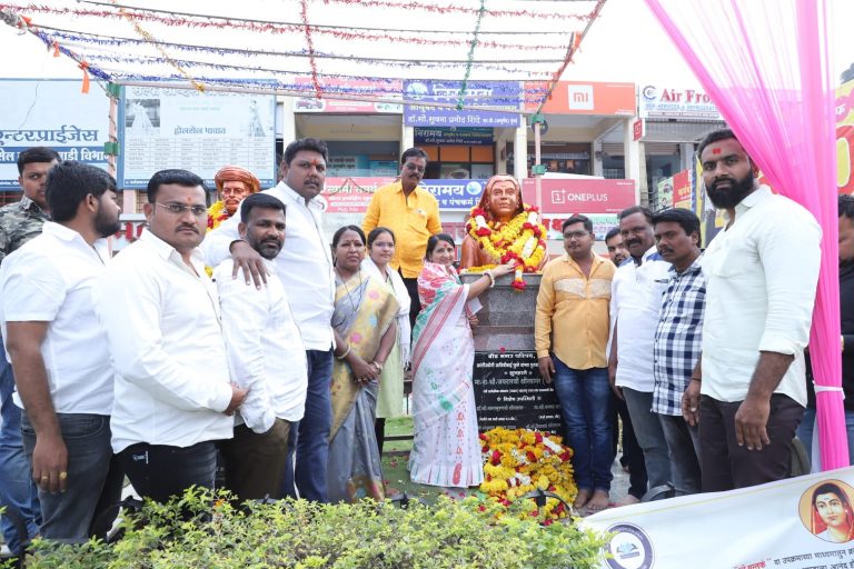 क्रांती ज्योती सावित्रीमाई फुले यांच्या जयंती निमित्त त्यांच्या  पुतळ्यास डॉ.दिपाताई क्षीरसागर यांनी. केले अभिवादन..