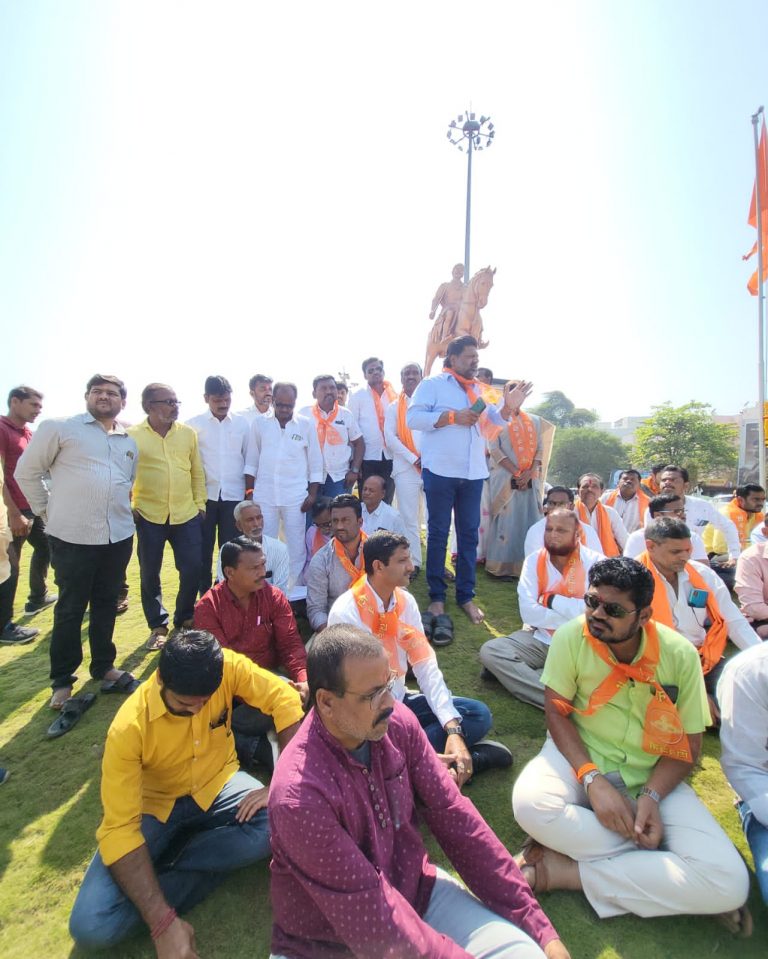 बीड च्या छत्रपती शिवाजी महाराज पुतळा सुशोभी करणासाठी शिवसैनिक एकवटले