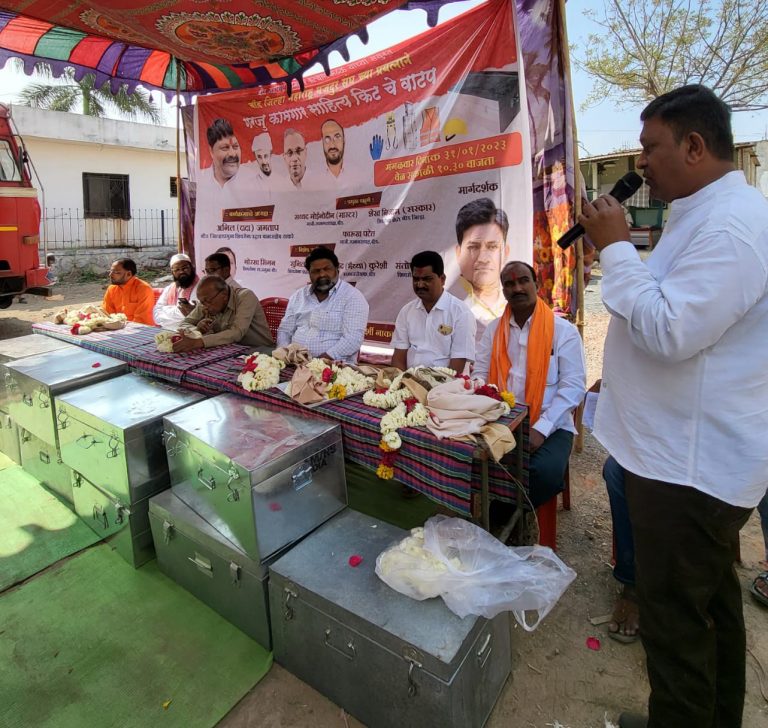 बीड जिल्ह महाराष्ट्र मजदुर कामगार सघं सघंटने च्या वतीने बांधकाम कामगारांना सुरक्षा साहित्याचे वाटप.